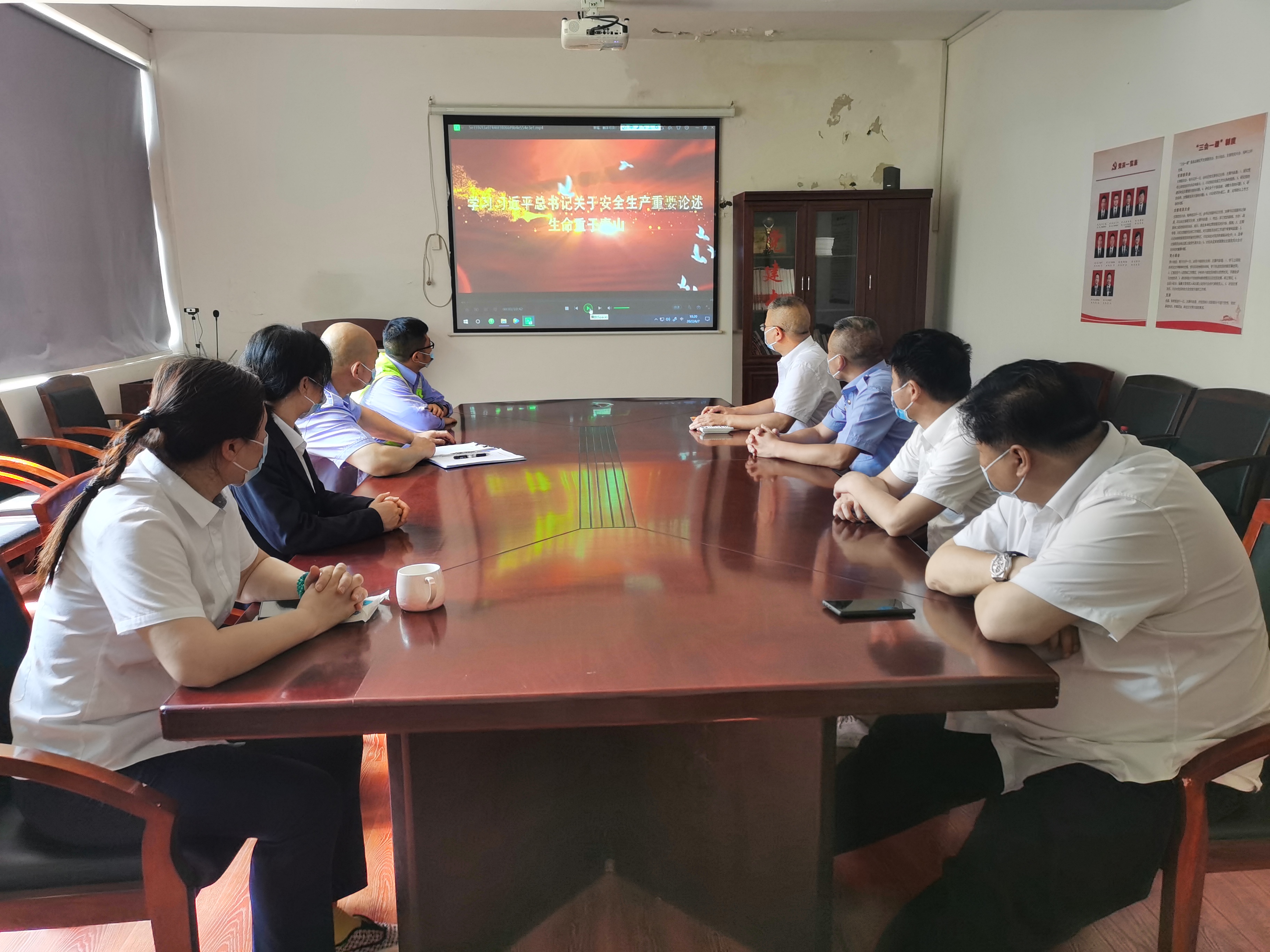 1658392900183237.jpg 2022.06.07觀(guān)看《生命重于泰山--演習(xí)習(xí)近平總書(shū)記關(guān)于安全生產(chǎn)重要論述》.jpg
